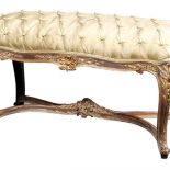 Rzeźbiona ławka z jedwabnym siedziskiem w stylu Ludwika XV, XIX w.