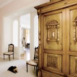 Rzeźbiona szafa. Kamienica z duchem