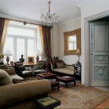 Rzeźbione drzwi w salonie. Doprawione Orientem