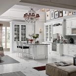 Rzeźbione gzymsy i pilastry w klasycznej kuchni Dolcevita firmy Stosa, podłoga marmurowa, Studio Italia