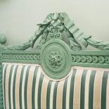 Rzeźbione oparcie fotela. Wnętrza urządzone z tradycją