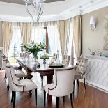 Rzeźbiony stół to jedyny mebel, który przyjechał z poprzedniego domu gospodarzy. Po rozłożeniu ma aż cztery metry