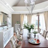 Rzeźbiony stół to jedyny mebel, który przyjechał z poprzedniego domu gospodarzy. Po rozłożeniu ma aż cztery metry