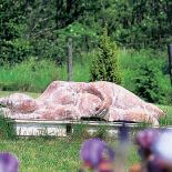 Rzeźby Hanny Ograbisz-Krawiec doskonale prezentują się w plenerze, są przecież zrobione z gliny.