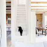 Są centralną częścią budynku, naturalnie oddzielają kuchnię z jadalnią od salonu.