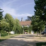 Są tu pokoje gościnne dla rodziny i garaże.