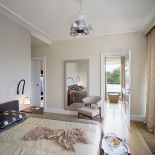 Sa tutaj dwie garderoby. Dzięki zasłonom od Sahco w pokoju jest złocisty odcień.