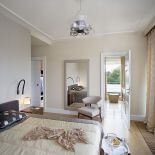 Sa tutaj dwie garderoby. Dzięki zasłonom od Sahco w pokoju jest złocisty odcień.