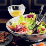 Sałata z granatem. Przepisy na dobry humor