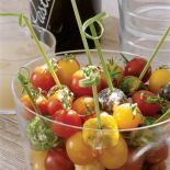 Salaterka pełna kolorowych pomidorków.