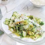 Sałatka z cukinii z pestkami i parmezanem