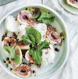 Sałatka z fig z mozzarellą i bazylią