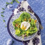 Sałatka z nowalijek z jajem w koszulce.