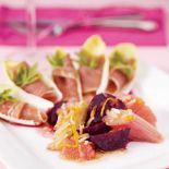 Sałatka z rabarbarem i szynką parmeńską.