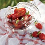 Sałatka z truskawek i pomidorów. Czerwone jest pyszne