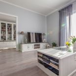 Salon jest duży i przestronny, niezagracony zbędnymi meblami.