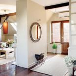 Salon jest otwarty na hol. Poddasze w angielskim nastroju