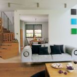 Salon jest otwarty na jadalnie. Dom otwarty na las