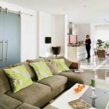 Salon jest otwarty na kuchnie. Apartament nie na sprzedaż