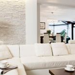 Salon łączy się z jadalnią. Dom o dwoistej naturze