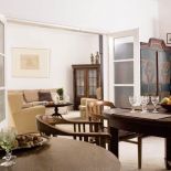 Salon łączy się z jadalnią. Przedwojenna willa z pamiątkami