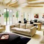 Salon łączy się z jadalnią. Słoneczna posiadłość