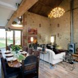 Salon połączony z jadalnią. Farma poszukiwaczy