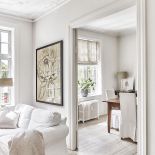 Portrety kwiatów, nawet te czarno-białe, wydają się pełne kolorów w jasnych, spokojnych wnętrzach domu.