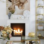 biały salon ze złotymi dodatkami w stylu glamour