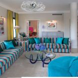 Salon urządzono w błękitach, granatach i odcieniach turkusu.