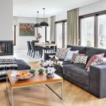 Połączenie wysokiego na siedem metrów salonu z minimalistycznie urządzoną jadalnią daje poczucie przestrzeni.