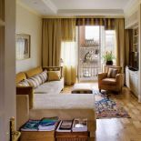 Salon urządzony w ciepłych odcieniach.