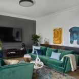 zielona sofa w salonie