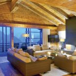 Salon w drewnie. Dom z drewna i szkła