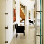 Salon w najwyższym punkcie ma siedem metrów, a w najniższym cztery i pół.