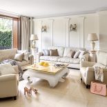 Salon w odcieniach śmietankowym i ciepłego brązu. Właścicielka nie chciała w tym wnętrzu ani trochę szarości.