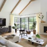 salon z kominkiem w stylu farmhouse