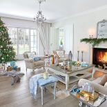 Salon w stylu francuskim w świątecznej odsłonie mieni się srebrem, złotem i błękitami.
