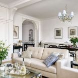 Salon w stylu Hampton. Nadmorski luksus w stylu Hampton