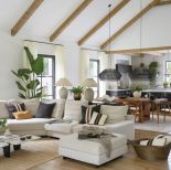 salon z kuchnią w stylu farmhouse