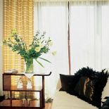 Salon zdobi półka w stylu art deco. W stylu art déco