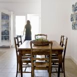 Salon został połączony z jadalnią. Styl prowansalski: rezydencja nad zatoką