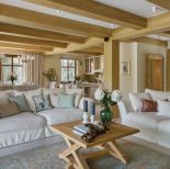 salon styl angielski z rustykalnym