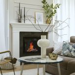 salon w beżach i bieli z kominkiem