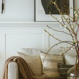 salon w stylu naturalnym w mieszkaniu w bloku