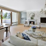 Kolorystyczna dyscyplina w salonie – tylko beże i szarości. Nawet zasłony, które uszyła Hanna Rubaszkiewicz