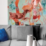 MOCNYM AKCENTEM W STONOWANYM MINIMALISTYCZNYM WNĘTRZU SĄ CIEKAWIE DOBRANE DODATKI: ZŁOTE LAMPY – TOM DIXON