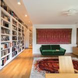 Makaty buczackie z końca XIX w., zestawione z dywanem Płomień z lat 70. Biurko zaprojektował architekt Piotr Szaroszyk.