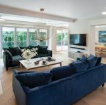 Zielona i granatowa kanapa w salonie