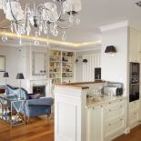 Ażurowa ściana lub wysoka szafa to patent na zgrabne wyciszenie części kuchennej. Fot. Radosław Wojnar